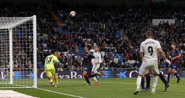 ¡¡MARCA CEBALLOS!! ¡Centro perfecto desde la derecha de Bale con el exterior que recibe Benzema en el segundo palo y la deja perfecta de cabeza para que el sevillano la empuje en el área pequeña!