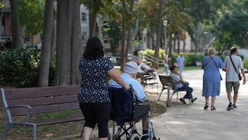 Varias personas en un parque, a 17 de septiembre de 2025, en Barcelona, Catalunya (España). Cataluña afronta un marcado envejecimiento de su población: el 19,7 % de los habitantes tiene más de 65 años (alrededor de 1,6 millones de personas), y esta proporción sigue creciendo cada año y se prevé que supere el 25 % en dos décadas. Entre la tercera edad, el porcentaje de mayores de 85 años respecto a los mayores de 65 alcanza el 16 %; es decir, uno de cada seis adultos mayores supera esa edad, lo que tensiona la demanda de cuidados de larga duración.
17 SEPTIEMBRE 2025;CATALUÑA;TERCERA EDAD;PERSONAS MAYORES;PENSIONES;MAYORES;ENVEJECIMIENTO;JUBILADOS;
David Zorrakino / Europa Press
17/09/2025
