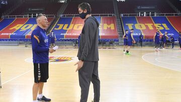 Pau Gasol habla con Sarunas Jasikevicius, entrenador del Barcelona.