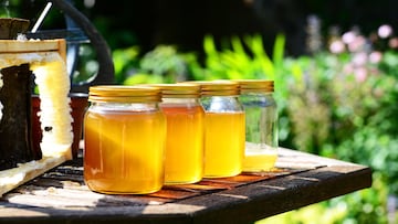 Many people around the world use honey as a healthy alternative to sugar or saccharin in hot beverages.