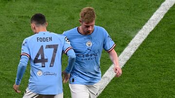 Phil Foden sustituye a Kevin de Bruyne, jugadores del Manchester City.