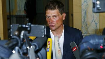 Jan Ullrich, a la salida de un juicio por conducir borracho y chocar contra dos coches.