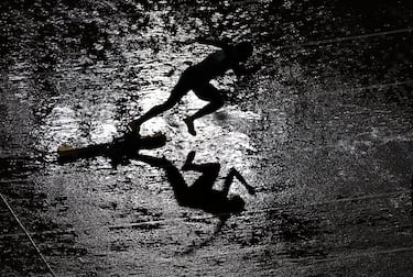 Una atleta sale de la parrilla de salida durante la final de relevos 4x100 metros femeninos, en el noveno día del Campeonato Mundial de Atletismo Tokio 2025.