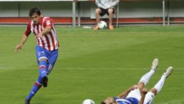 EL PRIMERO DE TRES. Lekic recorta a Carlos Ruiz antes de batir al portero del Tenerife en el minuto 2.