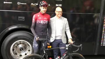 Chris Froome y Dave Brailsford posan durante la presentación del nuevo maillot del equipo Ineos.