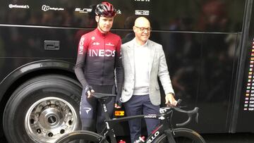 Chris Froome y Dave Brailsford posan durante la presentaci&oacute;n del nuevo maillot del equipo Ineos.