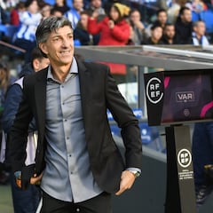 Imanol pasa revista a los ex realistas del Alavés