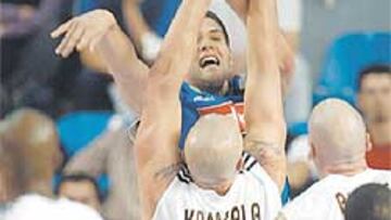 <b>MURALLA.</b> La defensa madridista controló bien las acciones de ataque de Felipe Reyes.