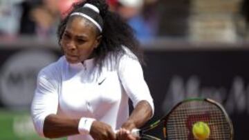 La estadounidense Serena Williams durante el torneo de Bastad (Suecia), en el que acab&oacute; retir&aacute;ndose por una lesi&oacute;n el hombro. 