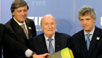 <b>TODOS UNIDOS. </b>Lissavetzky, Laurentino Dias, Joseph Blatter, Ángel María Villar y Gilberto Madaíl sujetan el dossier de la candidatura.