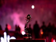 MONTERREY (MÉXICO) 22/11/2024.- Fotografía que muestra el trofeo de campeonas este viernes, previo al juego entre Tigres y Rayadas por el partido de ida de la final del Torneo Apertura 2024 de la Liga Femenil MX, entre Tigres y Rayadas, en el Estadio Universitario de la ciudad de Monterrey. EFE/ Miguel Sierra