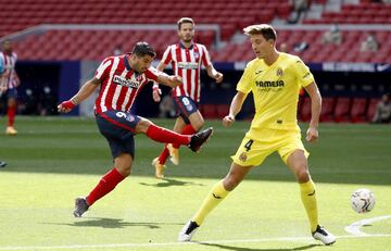 Disparo desde la frontal del área de Luis Suárez que se marchó desviado. 