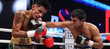 Roman 'Chocolatito' González golpea a Israel 'Jiga' González durante su combate.