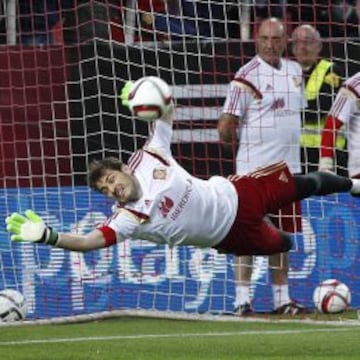 Casillas será titular ante Ucrania y disputará su encuentro número 161 como internacional. El partido vuelve a cogerle en el centro de una controversia que, tras su error ante Eslovaquia, ya es nacional.