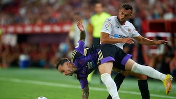SEVILLE, SPAIN - AUGUST 19: Joan Jordan of Sevilla FC competes for the ball with Ivan Sanchez of Real Valladolid CF during the LaLiga Santander match between Sevilla FC and Real Valladolid CF at Estadio Ramon Sanchez Pizjuan on August 19, 2022 in Seville, Spain. (Photo by Juanjo Ubeda/Quality Sport Images/Getty Images)