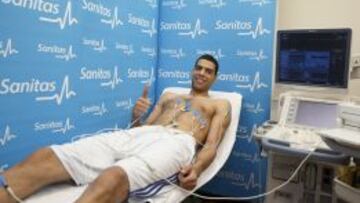 Salah Mejri, pasa el reconocimiento m&eacute;dico con el Real Madrid.