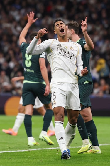 Jude Bellingham se lamenta durante el encuentro de jugaron el Real Madrid y Manchester City.