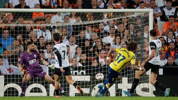 VALENCIA, 21/10/2024.- El delantero portugués de la UD Las Palmas, Fabio Silva, tras conseguir el segundo gol del equipo canario durante el encuentro correspondiente a la décima jornada de La Liga EA Sports que disputan hoy lunes Valencia y Las Palmas en el estadio de Mestalla, en Valencia. EFE / Manuel Bruque.