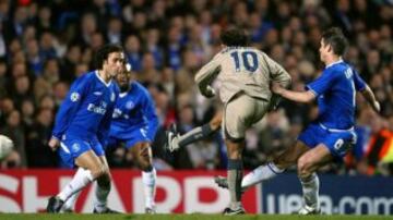 El Chelsea vs Barcelona de la temporada 2004-2005 fue el punto culminante del f¨²tbol mundial en el primer lustro del Siglo XXI. 90 minutos plet¨®ricos, seis goles, estilos contrapuestos: el f¨²tbol de toque de Rijkaard y el contragolpe de Mourinho, ambos en su m¨¢xima expresi¨®n. La cereza del pastel fue el imborrable gol de Ronaldinho, quien bail¨® sobre Ricardo Carvalho y luego punte¨® la pelota para guardarla en las redes custodiadas por Petr Cech.