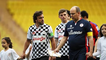 Fernando Alonso talks to Alberto of Monaco and Verstappen.