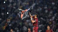 Mitrovic agarra la bandera de la Gran Albania en el estadio del Partiz&aacute;n.