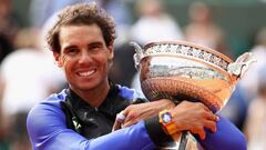 Rafael Nadal, posando con el trofeo de Roland Garros.