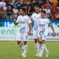 Cesc sonríe con Nico Paz y Sergi Roberto