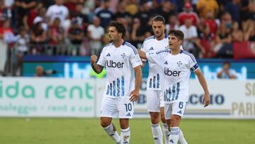 Cagliari (Italy), 26/08/2024.- Como's Patrick Cutrone (L) celebrates with his teammates after scoring the 1-1 goal during the Italian Serie A soccer match between Cagliari Calcio and Como 1907, in Cagliari, Italy, 26 August 2024. (Italia) EFE/EPA/FABIO MURRU