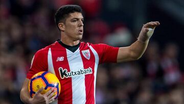 Ander Capa ante el Sevilla.