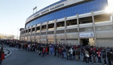 El estadio Vicente Calderón presenta un magnífico aspecto minutos antes de la presentación de Fernando Torres como nuevo jugador del Atlético de Madrid.