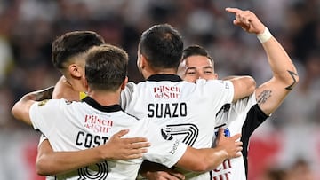 Players of Chile's Colo Colo celebrate after scoring a goal against Peru's Alianza Lima during the Copa Libertadores group stage first leg football match at the Monumental Stadium in Santiago, on April 13, 2022. (Photo by MARTIN BERNETTI / AFP)