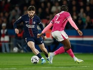 Soccer Football - Ligue 1 - Paris St Germain v Toulouse - Parc des Princes, Paris, France - April 3, 2026 Paris St Germain's Khvicha Kvaratskhelia in action with Toulouse's Mark McKenzie REUTERS/Benoit Tessier