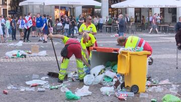 Así quedó la Plaza Mayor tras la batalla campal: un vertedero