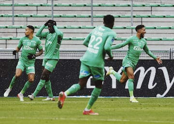 Primer gol del AS Saint-Etienne gracias a un gol del gabonés Denis Bouanga. El gol fue concedido tras la consulta del colegiado en el VAR.