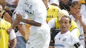 <b>CERCA. </b>Robinho vestirá el blanco del Madrid la próxima temporada.