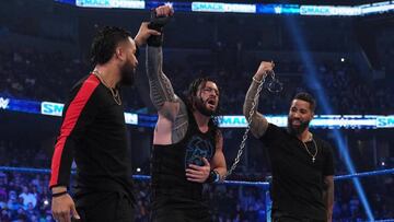 Jimmy y Jey Uso con Roman Reigns.