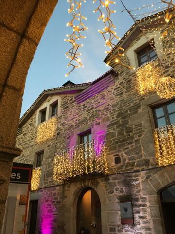 Así de bonito lució la iluminación del pueblo zamorano de Puebla de Sanabria durante el ensayo general tras ganar el concurso navideño de Ferrero Rocher para ser la localidad mejor iluminada de España. 