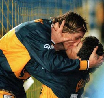 Se conoce como el ¡°beso del alma¡±. Era el Supercl¨¢sico en el torneo de Clausura de 1996, en el que Boca Juniors gan¨® por 4-1 a River Plate. Tras el primer gol de Basualdo, Caniggia y Maradona dejaron esa imagen para la posteridad.