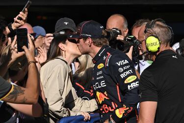 Red Bull Racing's Dutch driver Max Verstappen embraces partner Kelly Piquet after the qualifying session ahead of the Italian Formula One Grand Prix at the Autodromo Nazionale Monza circuit, in Monza, northern Italy, on September 6, 2025. (Photo by Philippe Lopez / AFP)