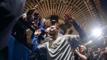 La afición de los Warriors hace cola para ver a Stephen Curry: más de 10.000 personas en lista de espera para conseguir abono.