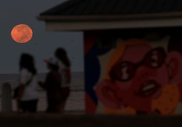 La luna de sangre vista desde Ciudad del Cabo, Sudáfrica.