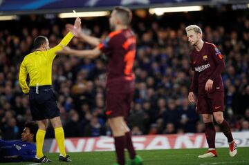 El árbitro Cuneyt Cakir enseñó la tarjeta amarilla a Ivan Rakitic.