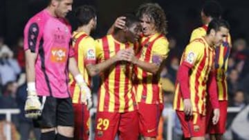 Los jugadores del Barcelona celebran el cuarto gol conseguido por el canterano camerunés Jean Marie Dongou.