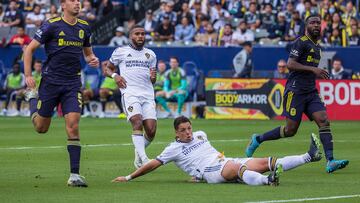 AME4898. CARSON (ESTADOS UNIDOS), 15/10/2022.- Javier "Chicharito" Hernández #14 del L.A. Galaxy en acción hoy, durante la primera ronda de los playoffs de la Copa MLS 2022, entre L.A. Galaxy y Nashville SC, en el Dignity Health Sports Park Stadium en Carson, California (EEUU). EFE/ Javier Rojas
