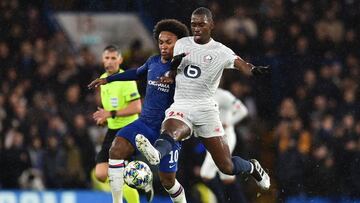 Chelsea&#039;s Brazilian midfielder Willian (L) vies with Lille&#039;s French midfielder Boubakary Soumare (R) during the UEFA Champion&#039;s League Group H football match between Chelsea and Lille at Stamford Bridge in London on December 10, 2019. (Phot