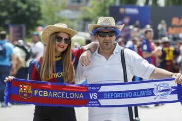 Seguidores del Alavés y del FC Barcelona.