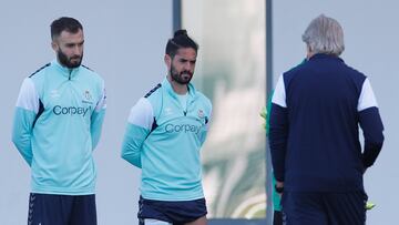 Isco y Pezzella, junto a Pellegrini.