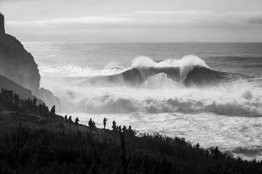 Los mundiales de surf XXL, a la espera de las olas gigantes