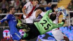 Iago Falque, ante Carvajal y Diego L&oacute;pez.
 