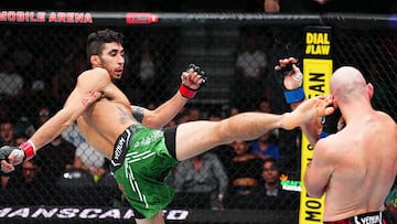 LAS VEGAS, NEVADA - SEPTEMBER 16: (L-R) Fernando Padilla of Mexico kicks Kyle Nelson of Canada in a featherweight fight during the Noche UFC event at T-Mobile Arena on September 16, 2023 in Las Vegas, Nevada. (Photo by Chris Unger/Zuffa LLC via Getty Images)